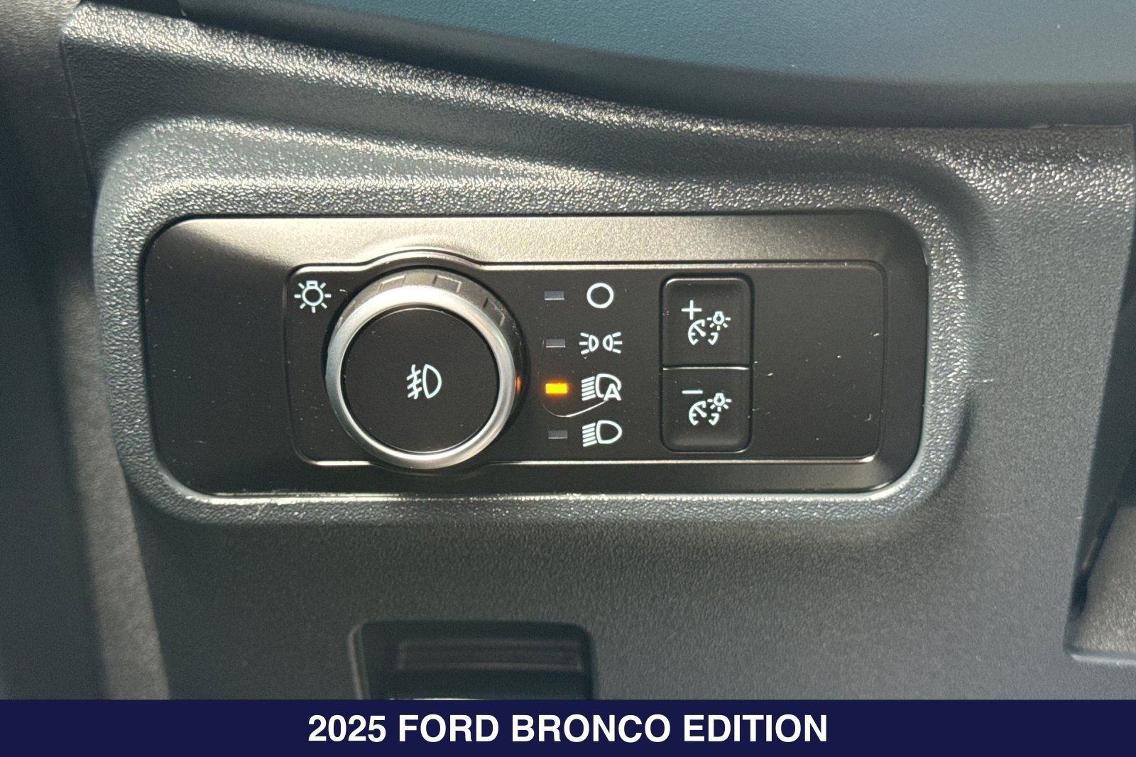 Certified 2025 Ford Bronco Heritage Edition AWD/4WD image 31