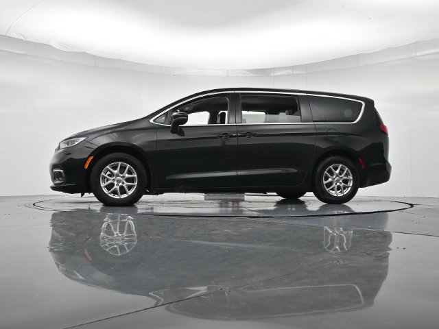 Used 2023 Chrysler Pacifica Touring-L FWD image 44