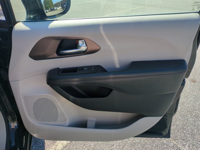 Used 2019 Chrysler Pacifica Touring-L FWD image 33