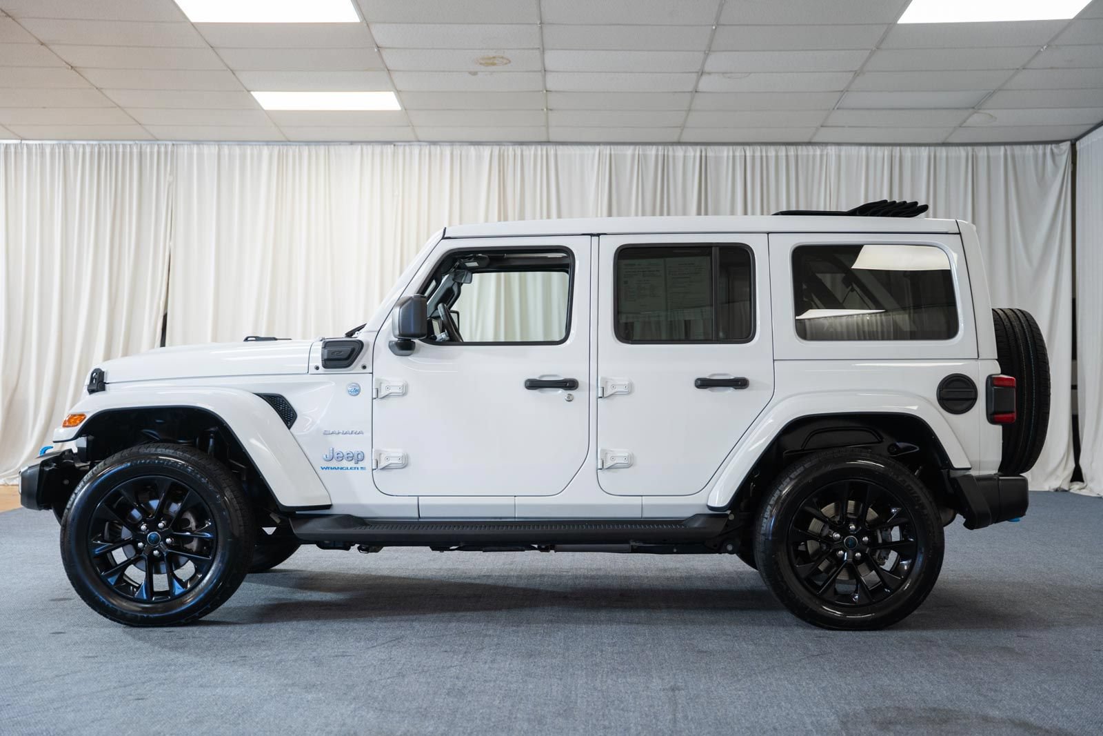 Used 2024 Jeep Wrangler Unlimited Sahara AWD/4WD image 5