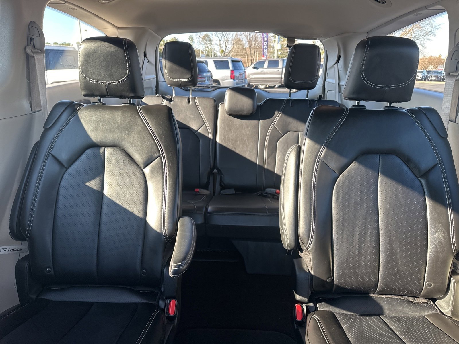 Used 2024 Chrysler Pacifica Touring-L image 27