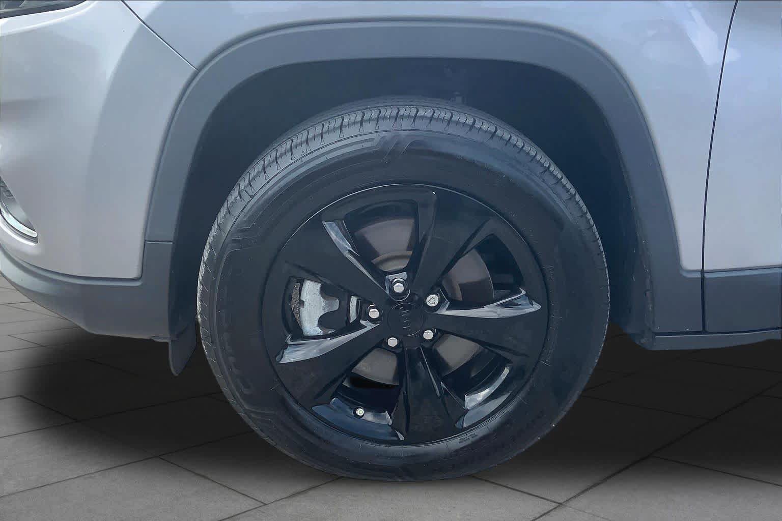 Used 2021 Jeep Cherokee Latitude Plus AWD/4WD image 10