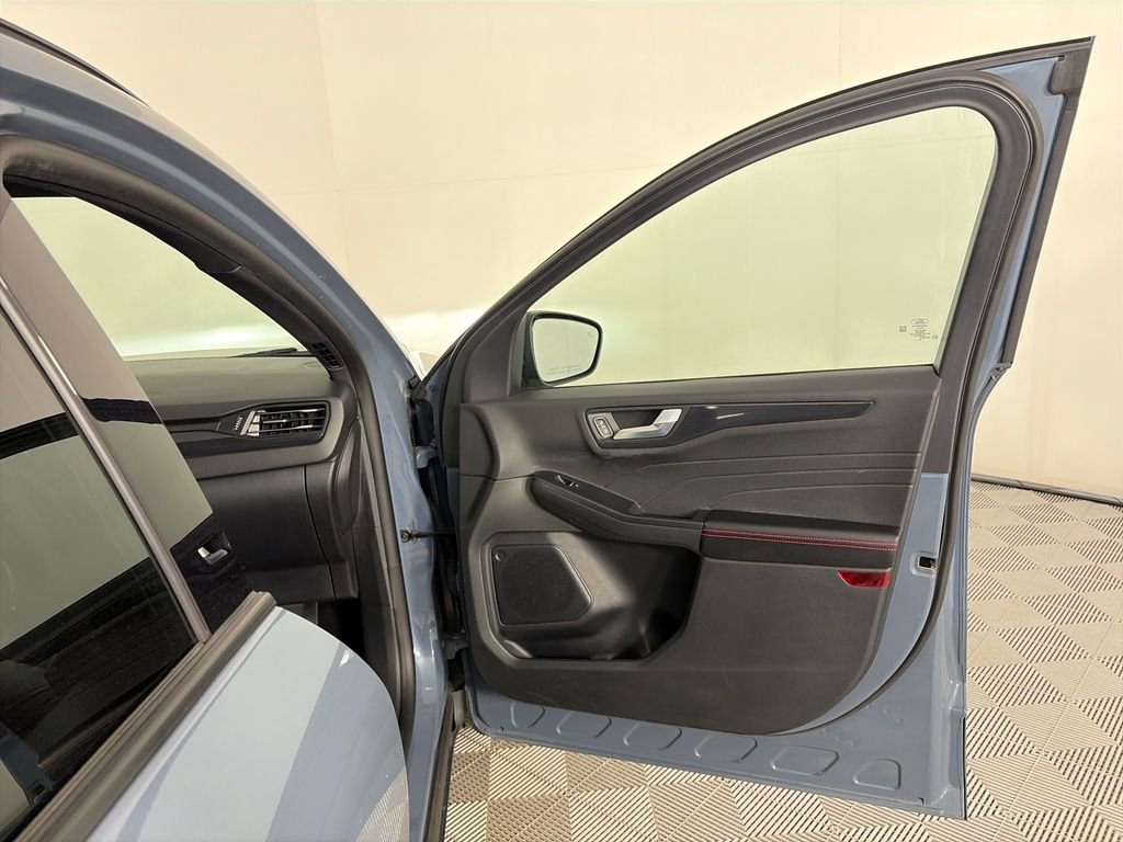 Certified 2025 Ford Escape ST-Line Select AWD/4WD image 30