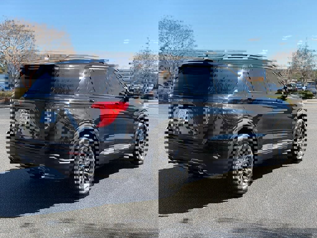 Certified 2022 Ford Explorer XLT w/ Equipment Group 202A image 4