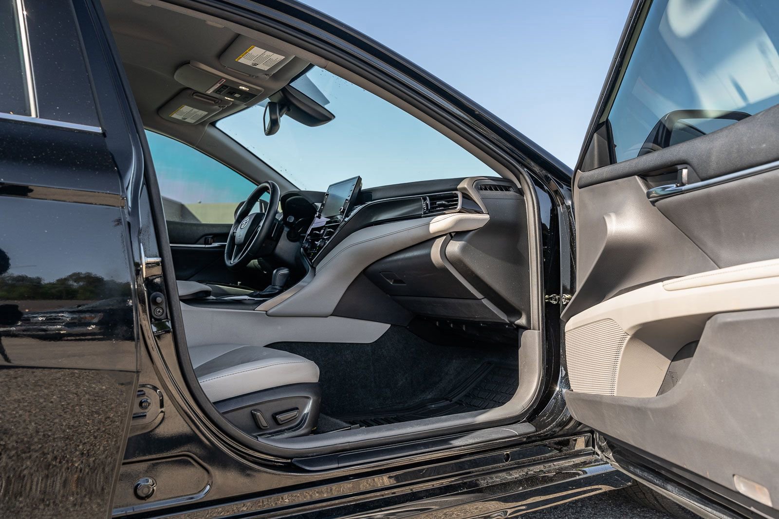 Used 2023 Toyota Camry XSE FWD image 11