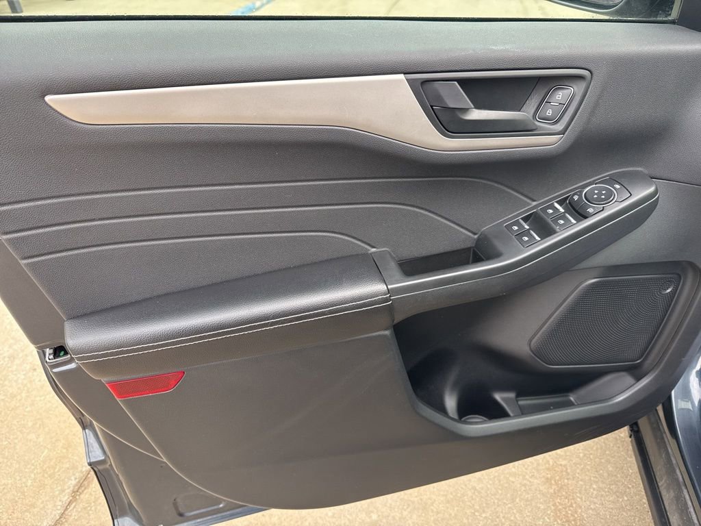 Certified 2022 Ford Escape SE w/ SE Sport Appearance Package image 8