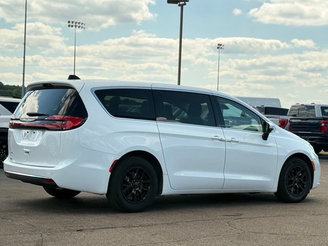Used 2023 Chrysler Pacifica Touring-L FWD image 32