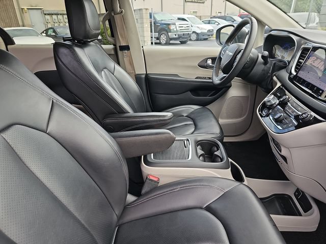Used 2023 Chrysler Pacifica Touring-L FWD image 12