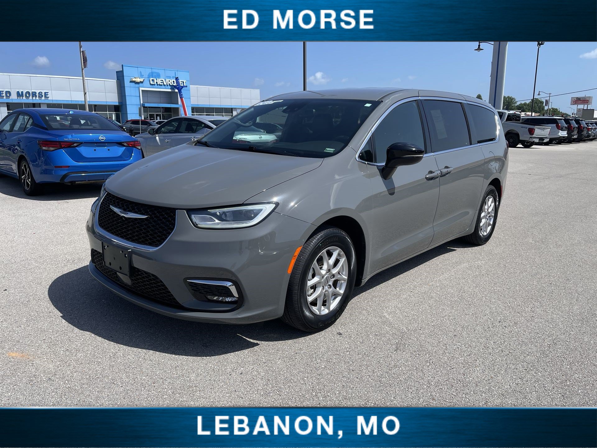 Used 2025 Chrysler Pacifica Select FWD image 4