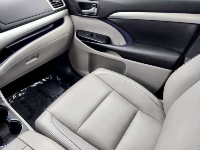 Used 2019 Toyota Highlander XLE AWD/4WD image 15
