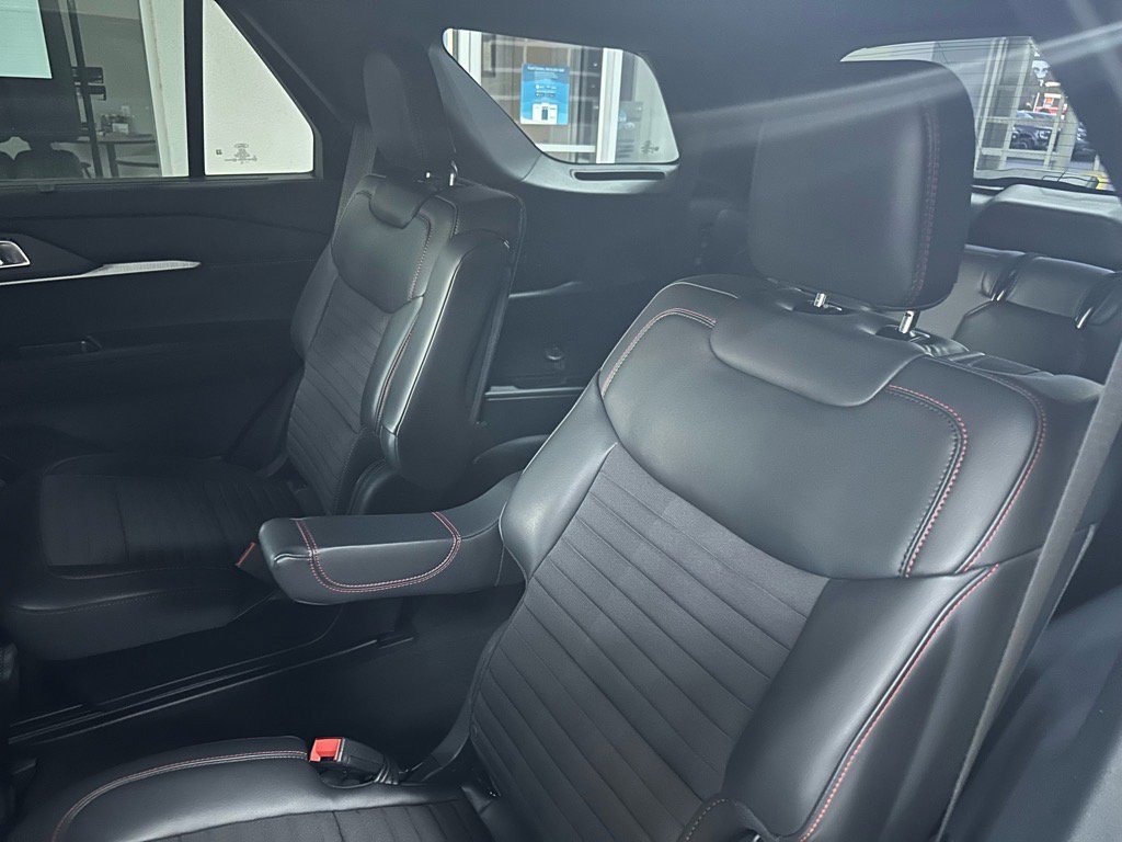 Certified 2025 Ford Explorer ST-Line w/ Premium Package image 28