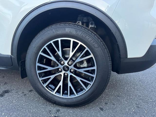 Certified 2025 Ford Escape SE image 12