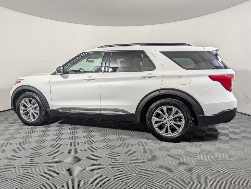 Certified 2022 Ford Explorer XLT w/ Equipment Group 202A RWD image 5