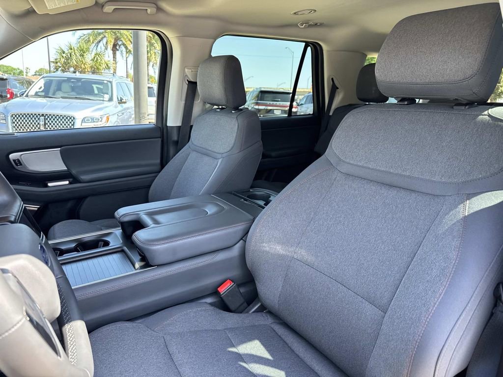 Certified 2025 Ford Expedition Active image 19