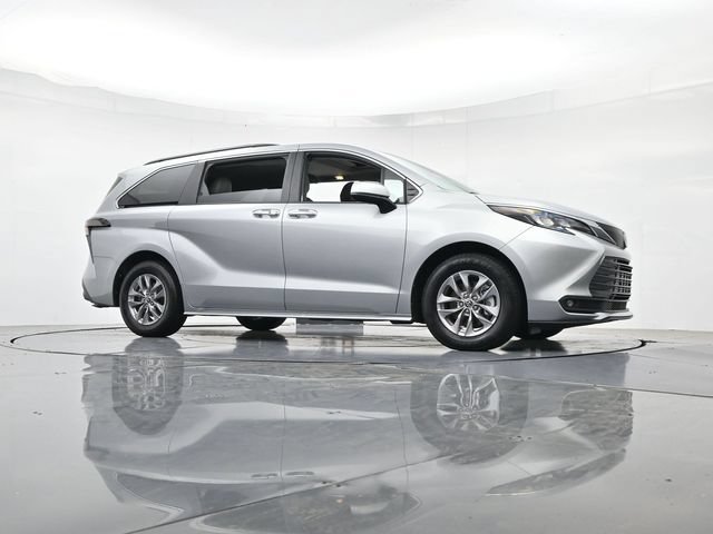 Used 2025 Toyota Sienna XLE FWD image 37