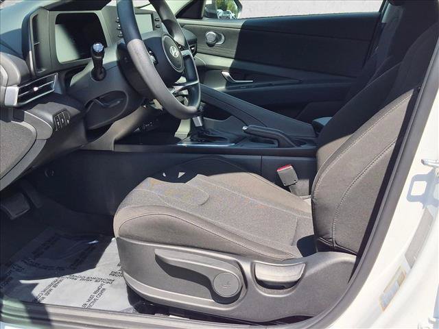 Used 2025 Hyundai Elantra SE FWD image 15