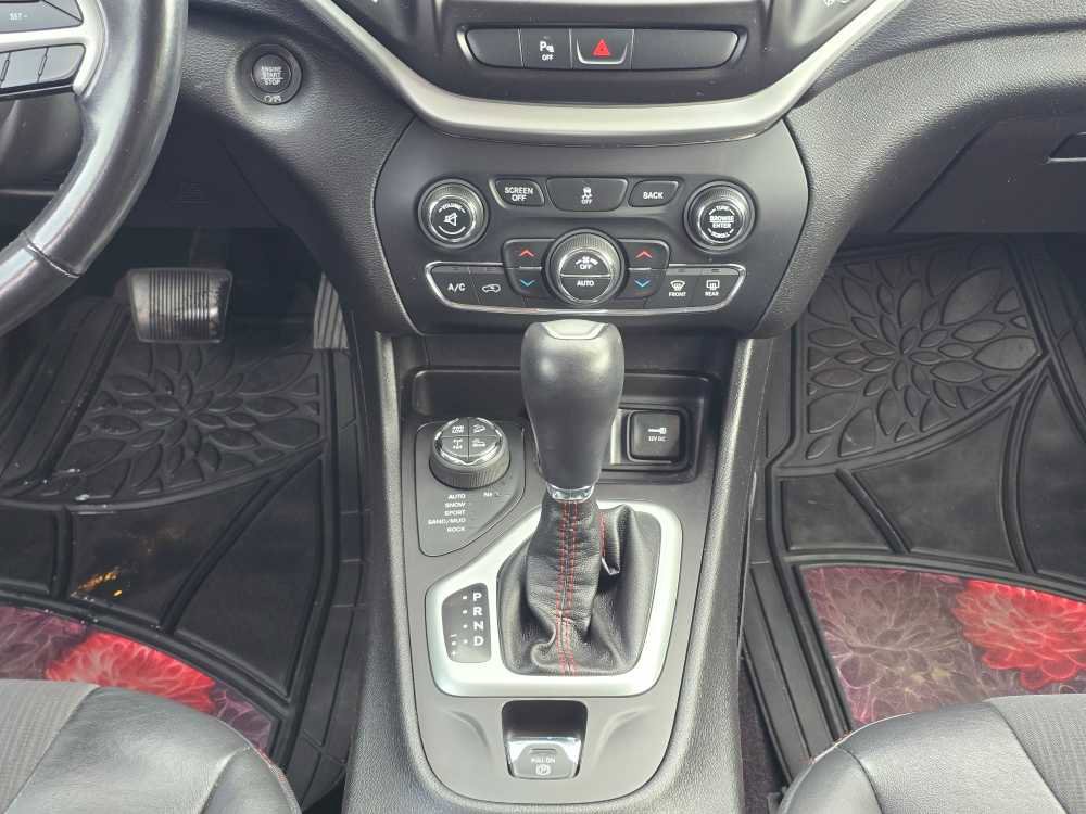 Used 2018 Jeep Cherokee Trailhawk image 14