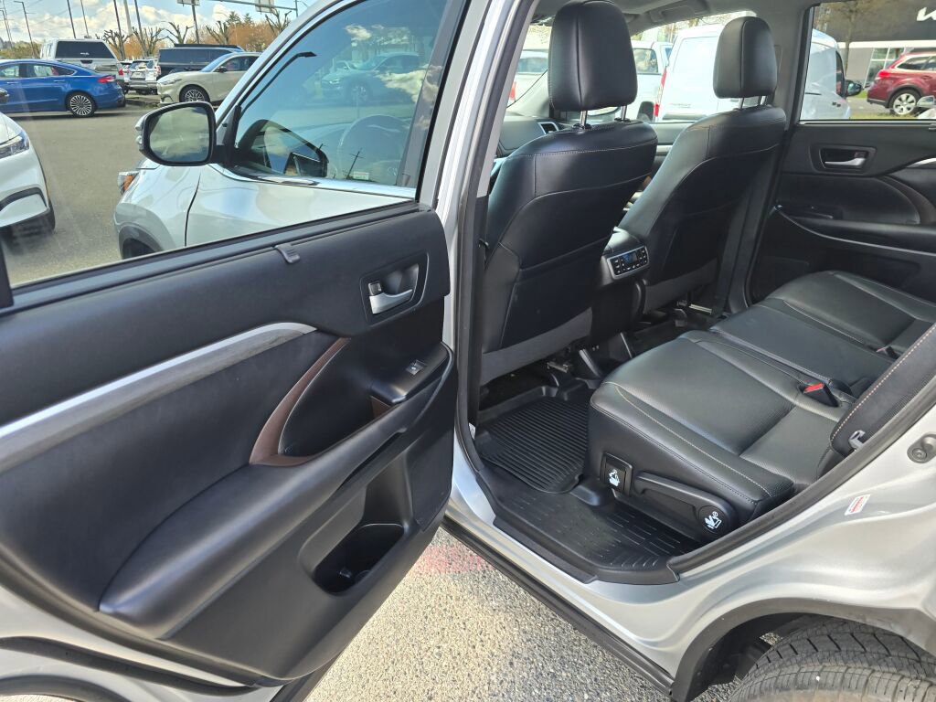 Used 2018 Toyota Highlander Limited Platinum AWD/4WD image 11