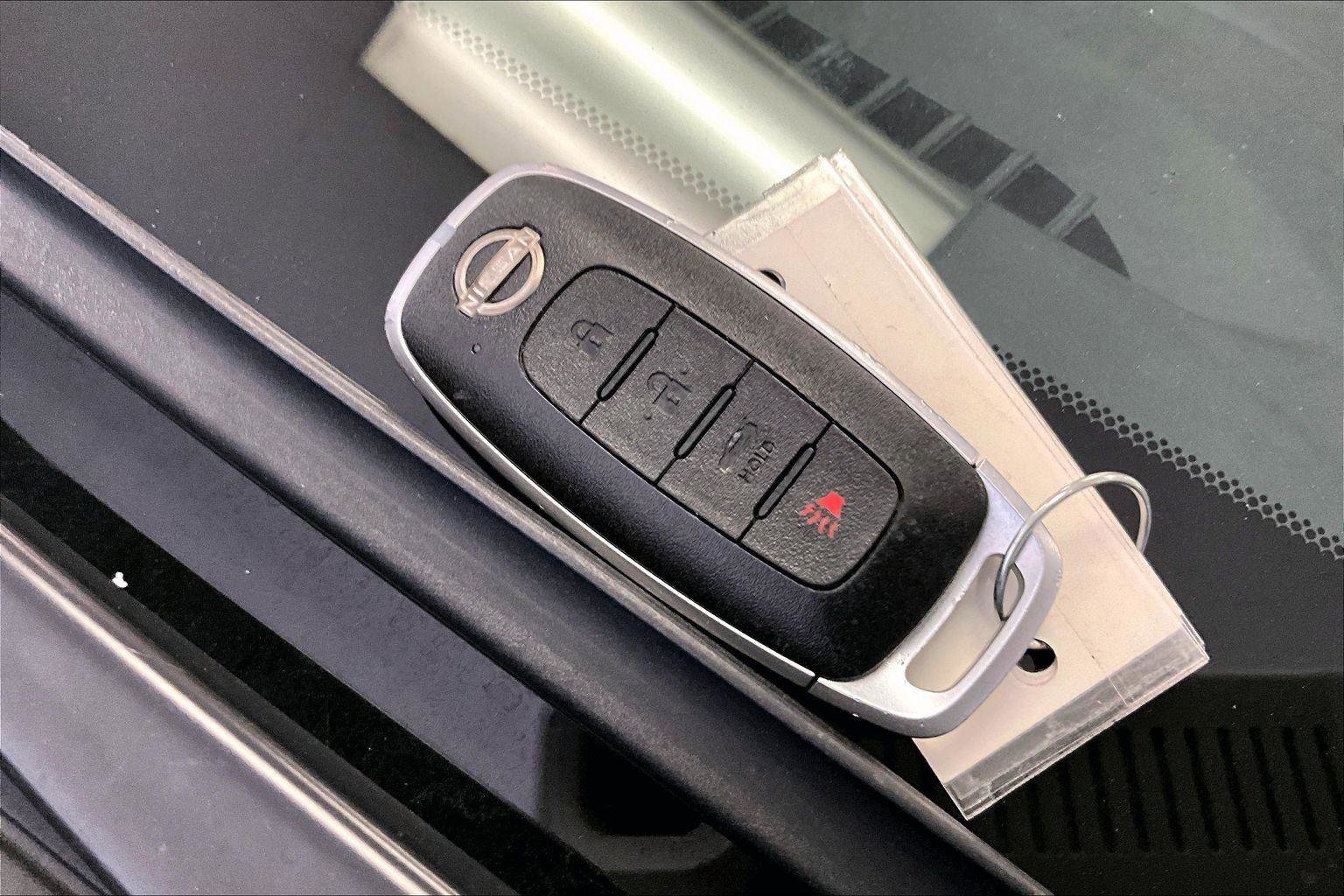 Used 2023 Nissan Versa SV image 9