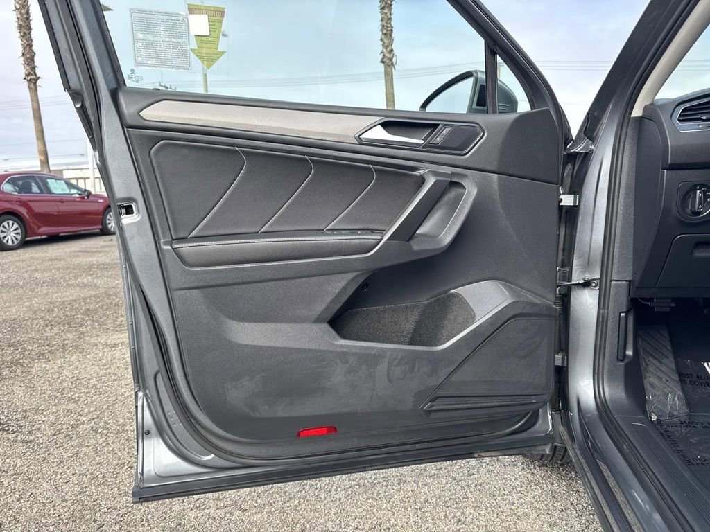 Used 2023 Volkswagen Tiguan SE w/ Panoramic Sunroof Package image 18