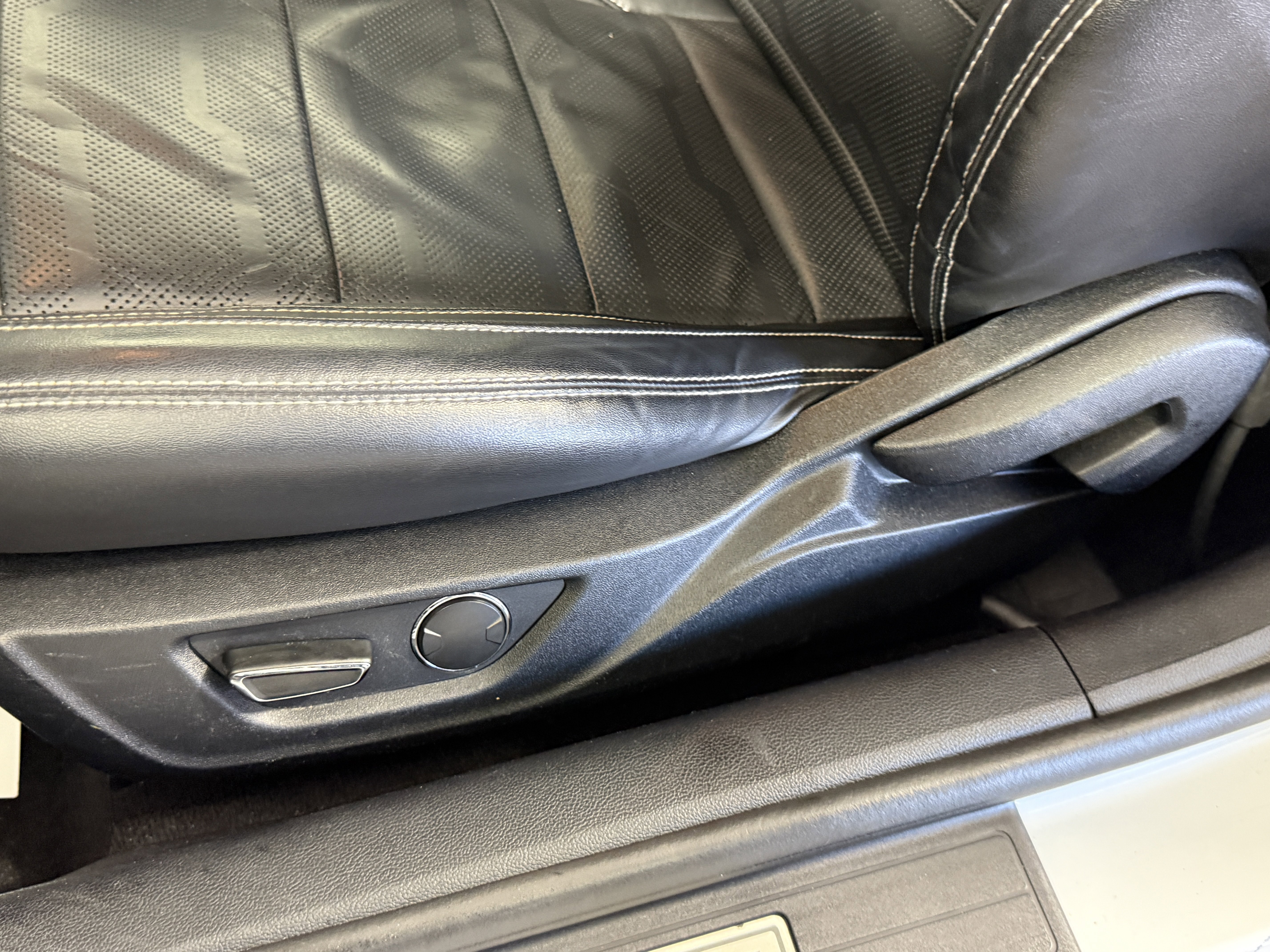 Certified 2019 Ford Mustang GT Premium w/ Equipment Group 401A image 18