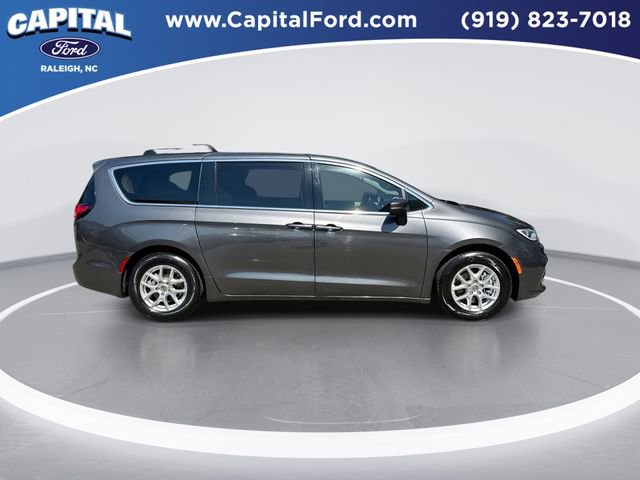 Used 2023 Chrysler Pacifica Touring-L FWD image 9