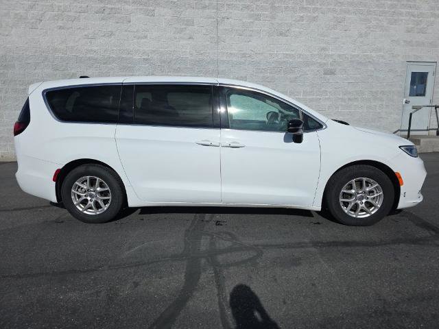 Used 2024 Chrysler Pacifica Touring-L image 6