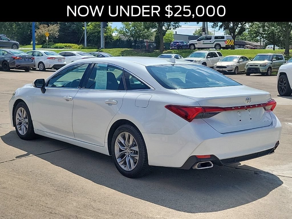 Used 2019 Toyota Avalon XLE w/ Moonroof Package FWD image 3
