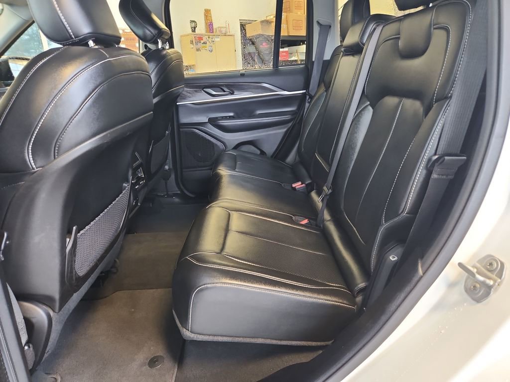 Used 2023 Jeep Grand Cherokee Limited w/ Luxury Tech Group II image 9