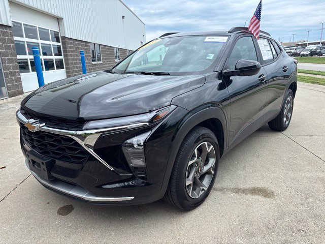 Used 2025 Chevrolet Trax LT FWD image 4