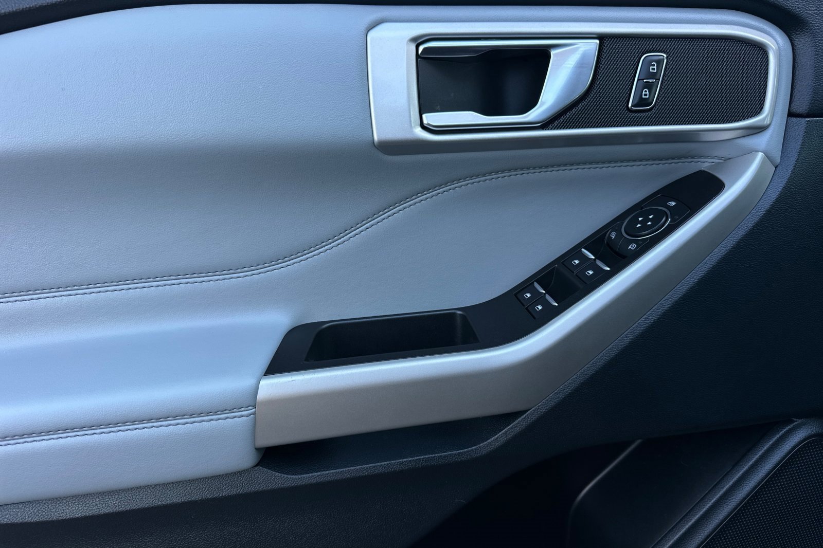 Certified 2022 Ford Explorer XLT w/ Equipment Group 202A image 10