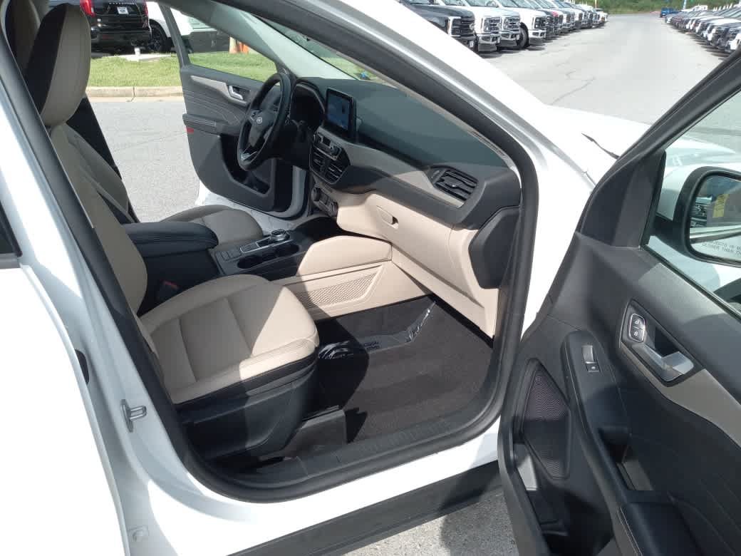 Certified 2022 Ford Escape SEL w/ Technology Package AWD/4WD image 30