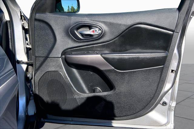 Used 2019 Jeep Cherokee Latitude Plus w/ Cold Weather Group AWD/4WD image 22