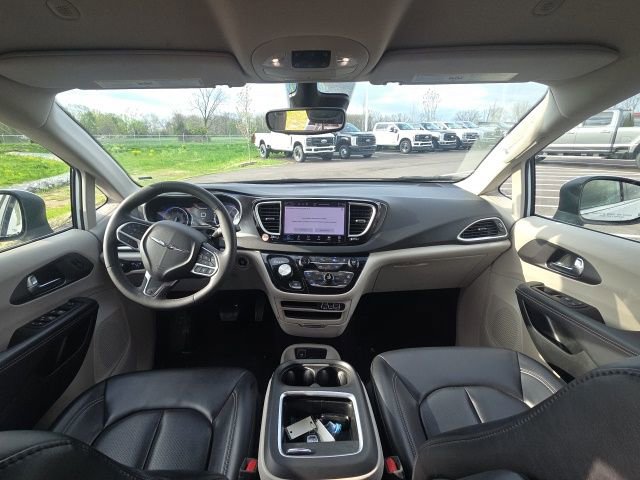 Used 2023 Chrysler Pacifica Touring-L FWD image 22