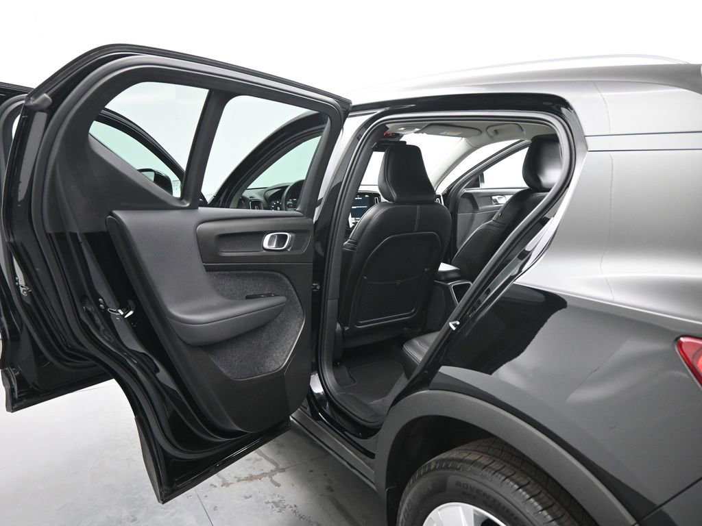 Used 2022 Volvo XC40 T5 Momentum image 16