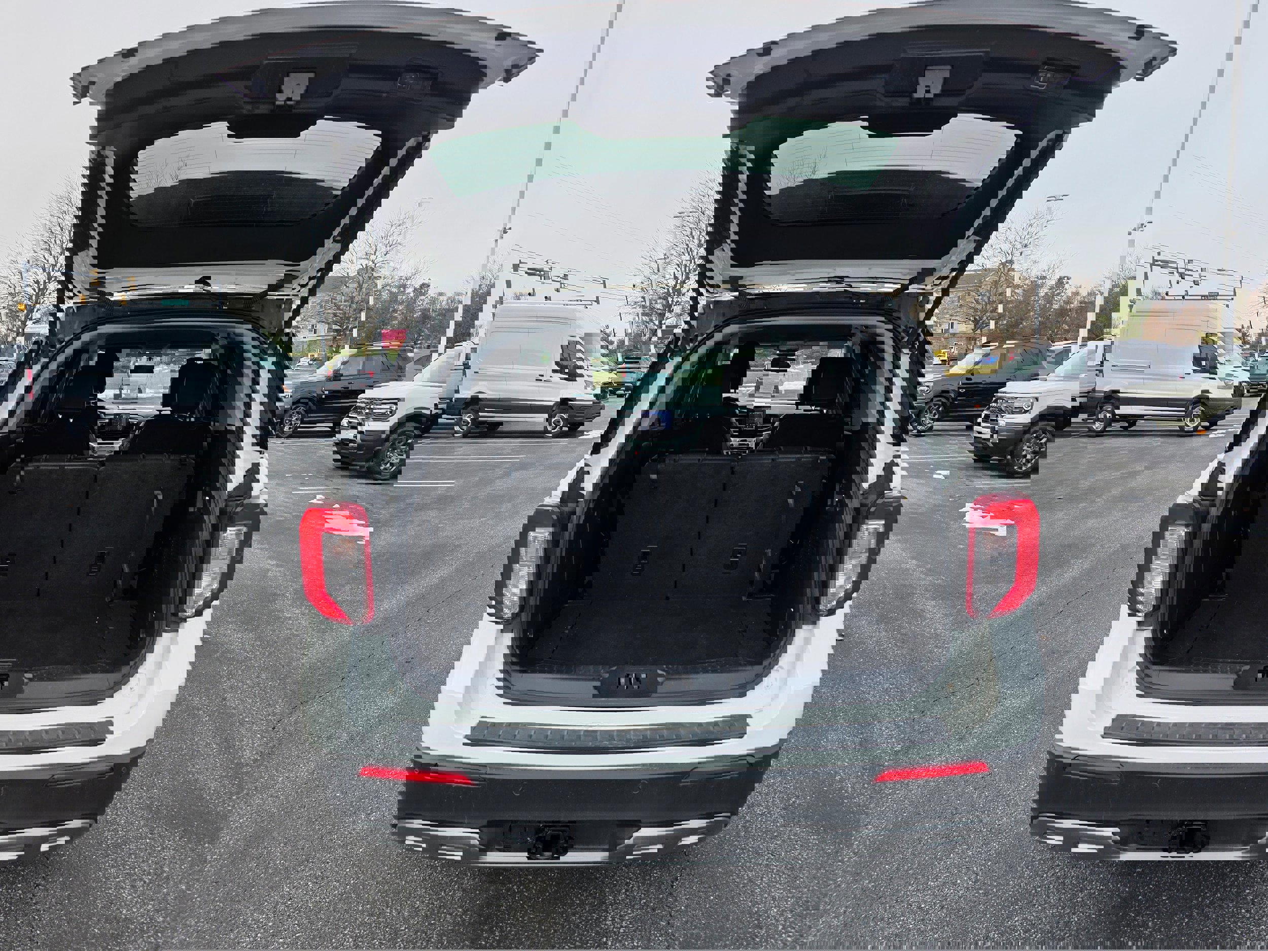 Certified 2022 Ford Explorer XLT w/ Equipment Group 202A image 9