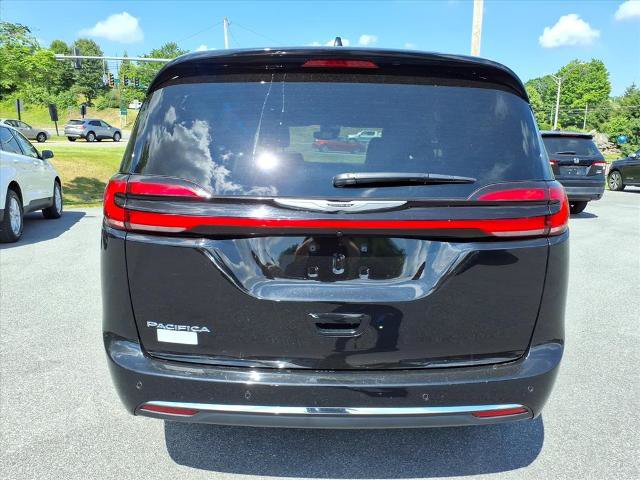 Used 2025 Chrysler Pacifica Select FWD image 3