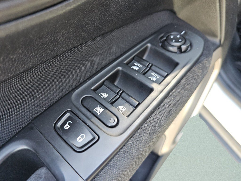 Used 2017 Jeep Renegade Latitude AWD/4WD image 26