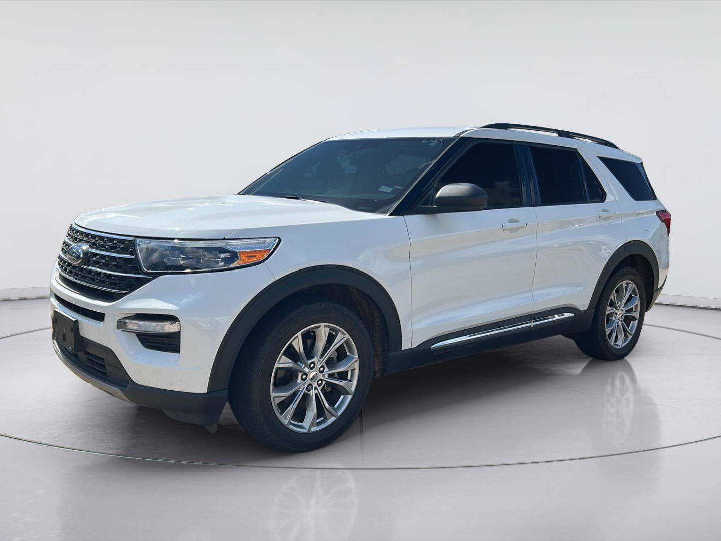 Certified 2024 Ford Explorer XLT w/ Equipment Group 202A RWD image 3