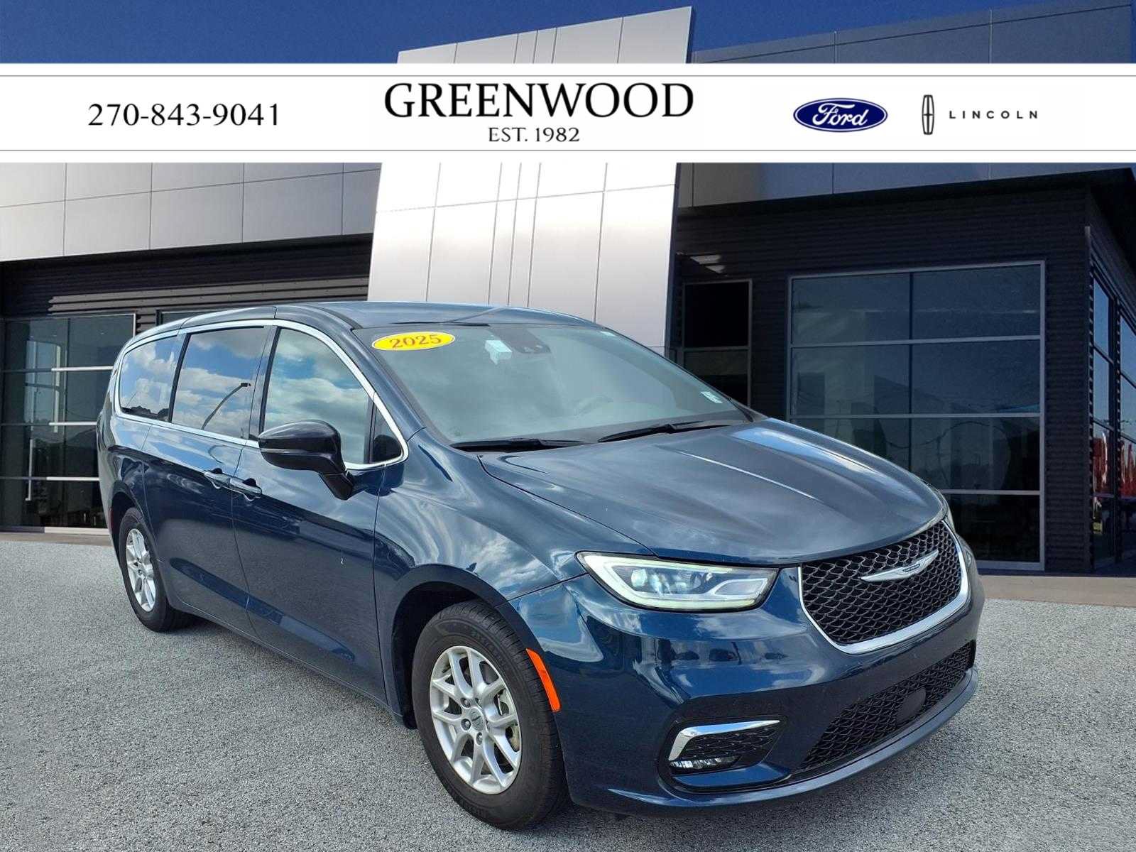 Used 2025 Chrysler Pacifica Select
