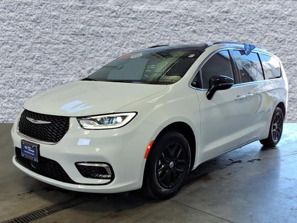 Used 2025 Chrysler Pacifica Select image 3