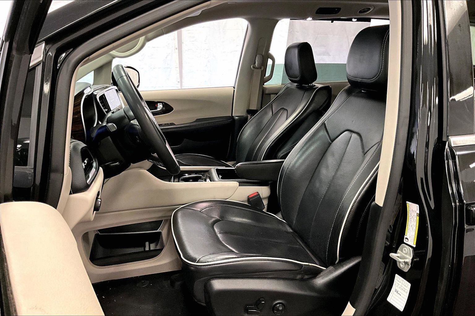 Used 2023 Chrysler Pacifica Limited image 24