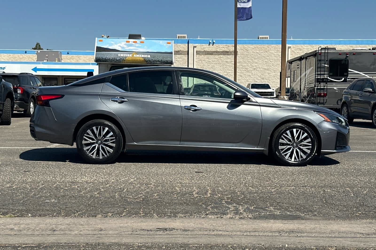 Used 2023 Nissan Altima 2.5 SV w/ SV Premium Package AWD/4WD image 9