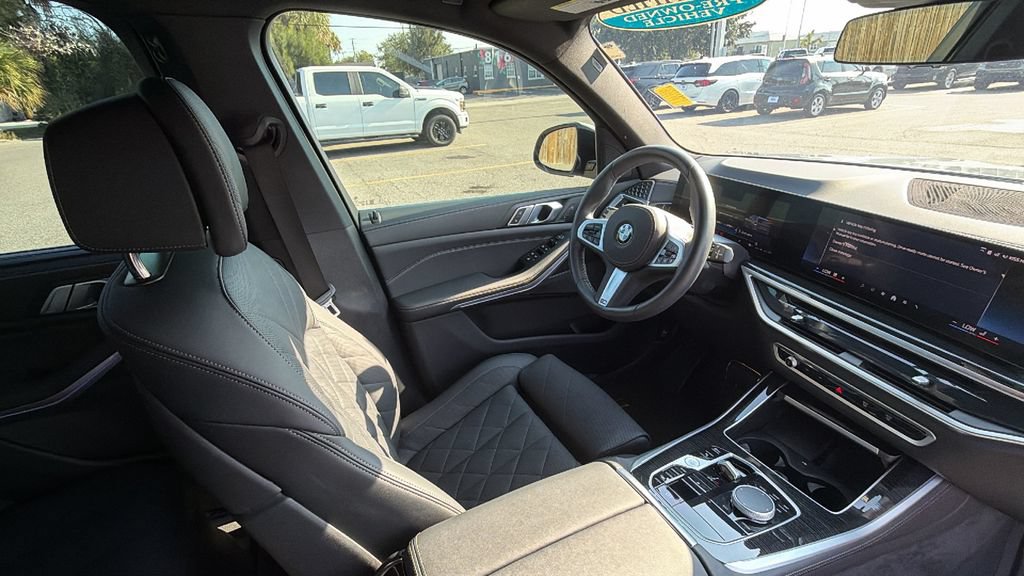 Used 2025 BMW X5 xDrive40i w/ M Sport Package AWD/4WD image 29