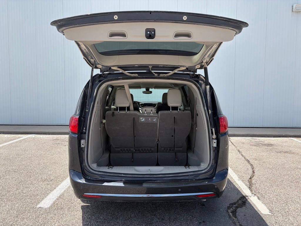 Used 2020 Chrysler Pacifica Touring-L Plus FWD image 17