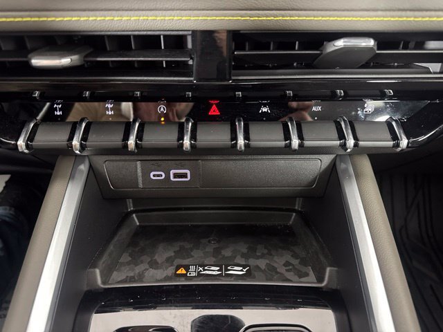 Used 2025 Chevrolet Colorado ZR2 w/ Technology Package AWD/4WD image 16