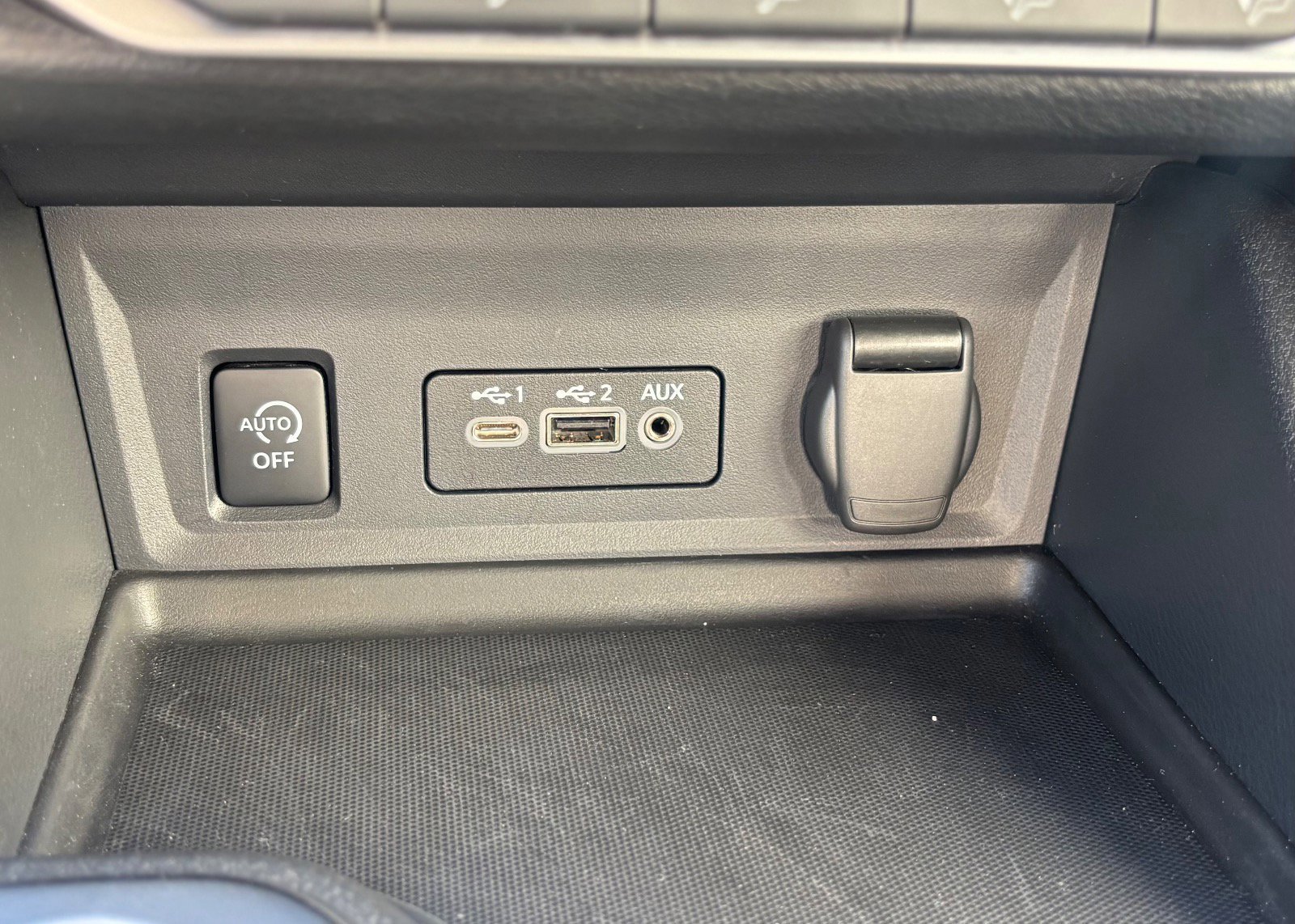 Used 2025 Nissan Sentra SV image 39