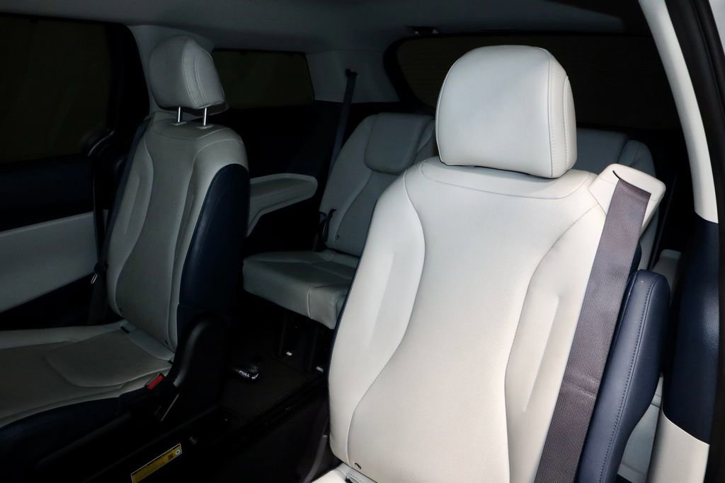 Used 2025 Kia Carnival EX image 23