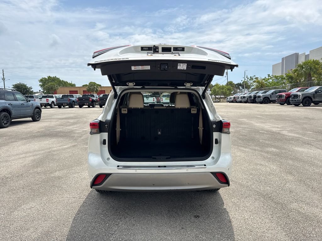 Used 2021 Toyota Highlander Platinum FWD image 32