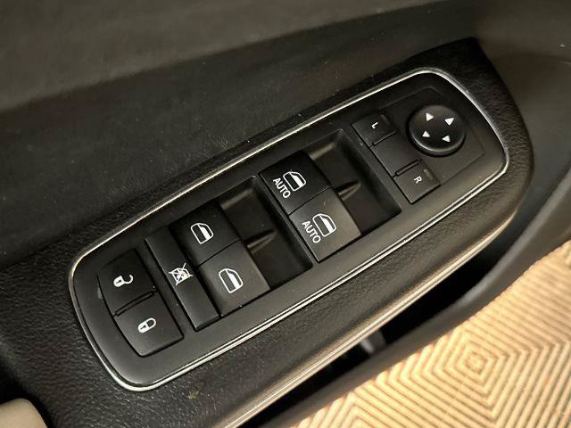 Used 2017 Chrysler 300 S w/ 300S Premium Group RWD image 15